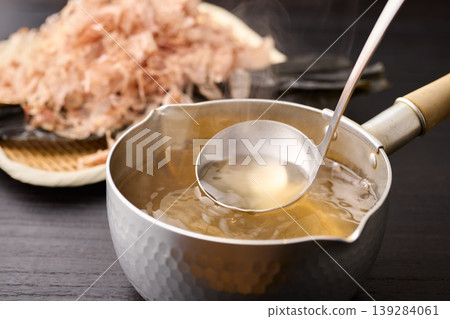 用湯匙舀起滾燙的高湯。 139284061