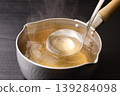 用湯匙舀起滾燙的高湯。 139284098