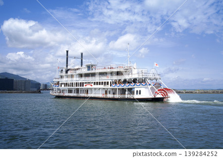 從觀光船上看到的湖景。 從觀光船上看到的湖景。 139284252