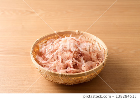 薄薄的鰹魚片,裝在籃子裡 薄薄的鰹魚片,裝在籃子裡 139284515