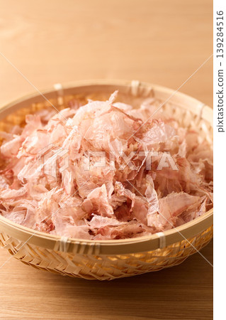 薄薄的鰹魚片,裝在籃子裡 薄薄的鰹魚片,裝在籃子裡 139284516