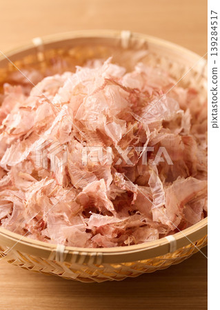 薄薄的鰹魚片,裝在籃子裡 薄薄的鰹魚片,裝在籃子裡 139284517