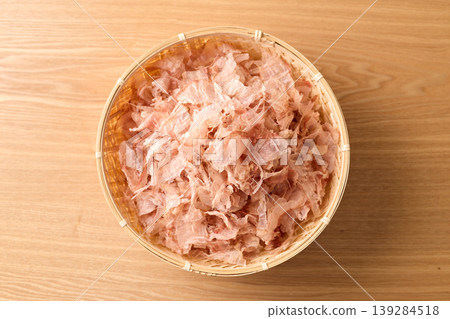薄薄的鰹魚片,裝在籃子裡 薄薄的鰹魚片,裝在籃子裡 139284518