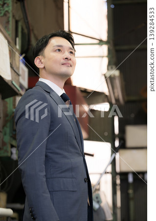 A portrait of a salesman looking towards the future in a factory; images of manufacturing companies, small and medium-sized enterprises, and credit unions and chambers of commerce. 139284533