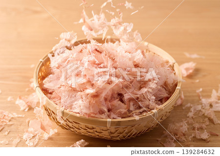薄薄的鰹魚片傾瀉而入籃子 薄薄的鰹魚片傾瀉而入籃子 139284632