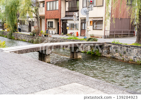 京都東山（白川筋）－一座橫跨白川的簡樸石橋（行者橋），沒有任何欄桿或裝飾。 139284923