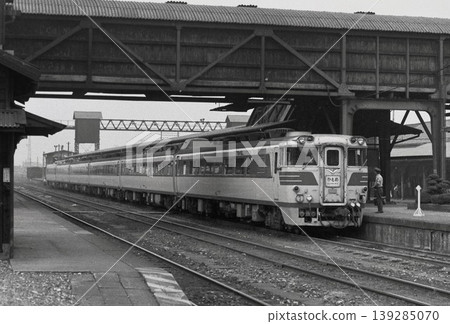 A KiHa 82 Limited Express Kamome train stopped at Nogata Station (bound for Sasebo via the Chikuhō Main Line from Kyoto) / Photographed in September 1973. A KiHa 82 Limited Express Kamome train stopped at Nogata Station (bound for Sasebo via the Chikuhō Main Line from Kyoto) / Photographed in September 1973. 139285070