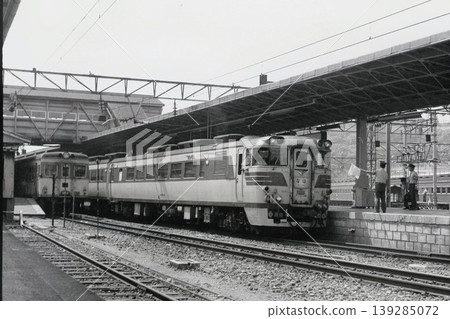 1973年9月拍攝的Kiha 82次特快列車(那霸站,由西鹿兒島開往大阪)停靠熊本站。 1973年9月拍攝的Kiha 82次特快列車(那霸站,由西鹿兒島開往大阪)停靠熊本站。 139285072
