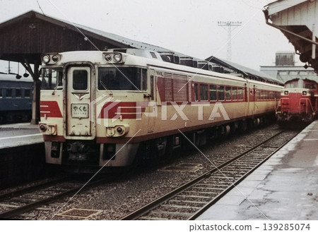 木葉181號特急八雲號在出雲市站等待發車/拍攝於1975年8月 139285074