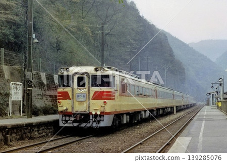 紀波82號南行特快列車朝潮號駛過原保津峽站 / 攝於1976年4月 139285076