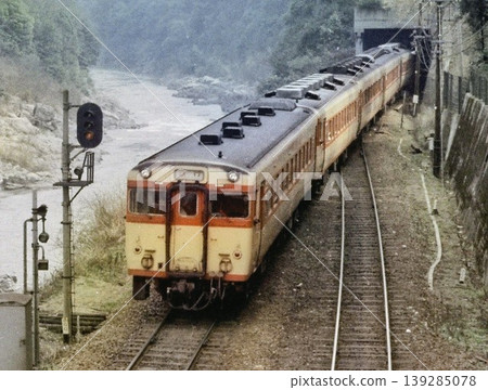 在原保津峽站:上行的紀波58次特快列車 / 攝於1976年4月 在原保津峽站:上行的紀波58次特快列車 / 攝於1976年4月 139285078