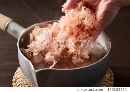 將乾的魚放入鍋中 139285211