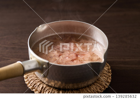 Pot containing bonito flakes 139285632
