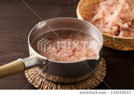 Pot containing bonito flakes 139285633