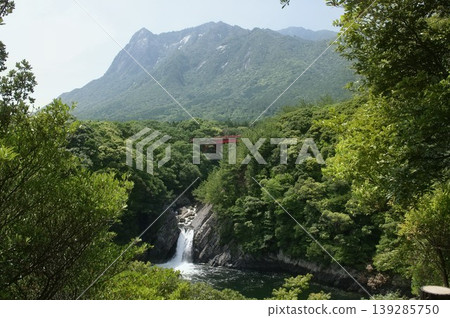 Mount Motchom and the Toroki Waterfall and Suzukawa Bridge, beautifully framed by the fresh greenery. Mount Motchom and the Toroki Waterfall and Suzukawa Bridge, beautifully framed by the fresh greenery. 139285750