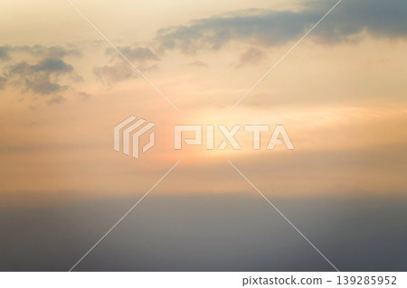 黃昏時分,天空略顯模糊的景象 黃昏時分,天空略顯模糊的景象 139285952