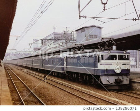EF65-hauled 20 series limited express Asakaze (Tokyo to Hakata) at Shimonoseki Station / Photographed in May 1975 EF65-hauled 20 series limited express Asakaze (Tokyo to Hakata) at Shimonoseki Station / Photographed in May 1975 139286071