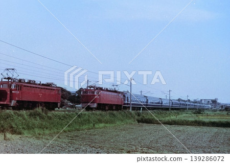 1975年5月,鹿兒島本線銀水附近,ED72次北行的隼號特快列車和ED73次南行的貨運列車。 1975年5月,鹿兒島本線銀水附近,ED72次北行的隼號特快列車和ED73次南行的貨運列車。 139286072