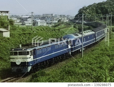 EF65 locomotive near Hatabu Station on the Sanyo Main Line, photographing the 20 series limited express "Asakaze" (Tokyo to Hakata) in June 1975. 139286075