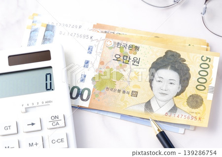 韓國貨幣、韓元紙幣和計算器 韓國貨幣、韓元紙幣和計算器 139286754