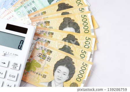韓國貨幣、韓元紙幣和計算器 韓國貨幣、韓元紙幣和計算器 139286759