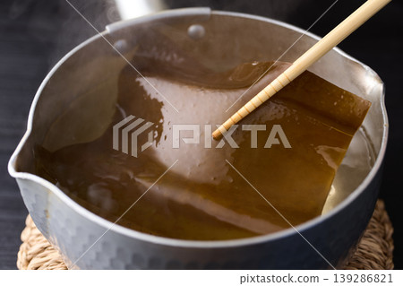 Lift the kelp broth with chopsticks (Rausu kelp from Hokkaido) Lift the kelp broth with chopsticks (Rausu kelp from Hokkaido) 139286821