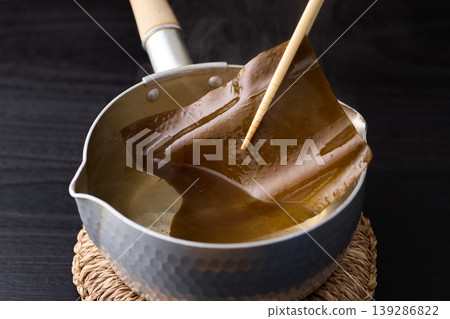 Lift the kelp broth with chopsticks (Rausu kelp from Hokkaido) Lift the kelp broth with chopsticks (Rausu kelp from Hokkaido) 139286822