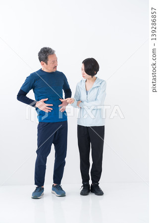 A middle-aged couple wearing sportswear A middle-aged couple wearing sportswear 139286857