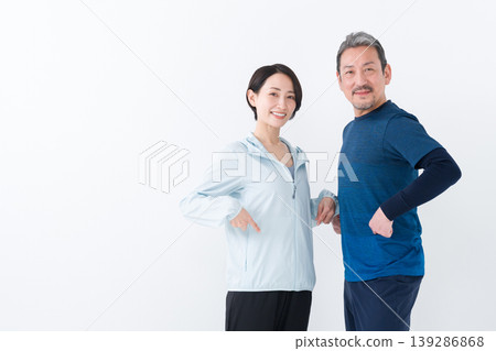 A middle-aged couple wearing sportswear A middle-aged couple wearing sportswear 139286868