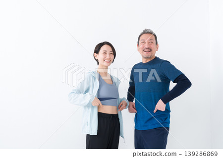 一對身穿運動服的中年夫婦 139286869