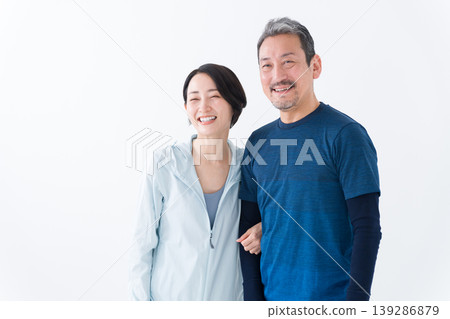 A middle-aged couple wearing sportswear A middle-aged couple wearing sportswear 139286879
