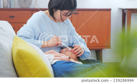 一位母親正在刷牙的圖片 139286994