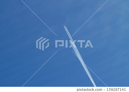 延伸入藍天的飛機雲彩 延伸入藍天的飛機雲彩 139287141