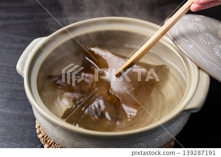 Lift the kelp broth with chopsticks (Rausu kelp from Hokkaido) Lift the kelp broth with chopsticks (Rausu kelp from Hokkaido) 139287191