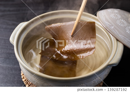 用筷子夾起海帶湯(北海道羅臼海帶) 用筷子夾起海帶湯(北海道羅臼海帶) 139287192