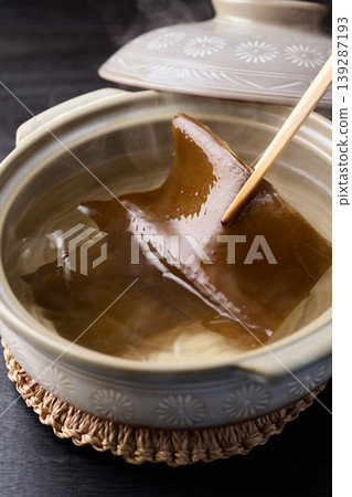 Lift the kelp broth with chopsticks (Rausu kelp from Hokkaido) Lift the kelp broth with chopsticks (Rausu kelp from Hokkaido) 139287193