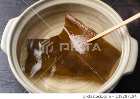 Lift the kelp broth with chopsticks (Rausu kelp from Hokkaido) 139287194
