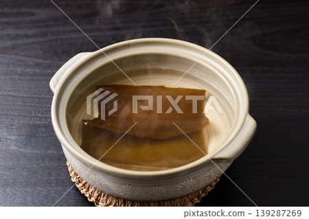 用陶罐加熱的昆布湯(北海道羅臼昆布) 用陶罐加熱的昆布湯(北海道羅臼昆布) 139287269