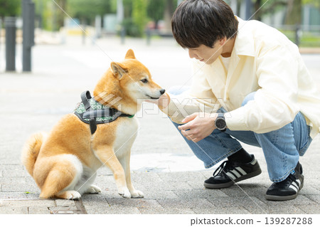 生活方式、寵物、一位男士正在遛他的柴犬 生活方式、寵物、一位男士正在遛他的柴犬 139287288