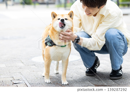 生活方式、寵物、一位男士正在遛他的柴犬 生活方式、寵物、一位男士正在遛他的柴犬 139287292