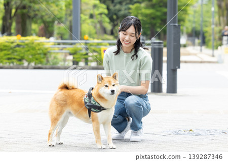 生活方式:一位女士正在遛狗 生活方式:一位女士正在遛狗 139287346