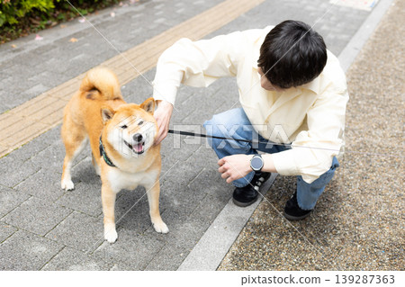 生活方式、寵物、一位男士正在遛他的柴犬 生活方式、寵物、一位男士正在遛他的柴犬 139287363