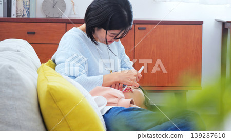 一位母親正在刷牙的圖片 139287610