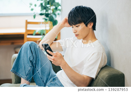 Lifestyle: Young men looking at their smartphones 139287953