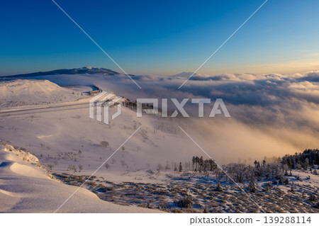 The sea of clouds and the road as seen from Bihoro Pass 139288114