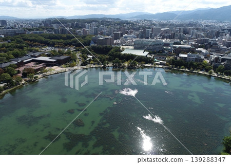 這是從福岡市大濠公園用無人機拍攝的福岡市空拍畫面。 這是從福岡市大濠公園用無人機拍攝的福岡市空拍畫面。 139288347