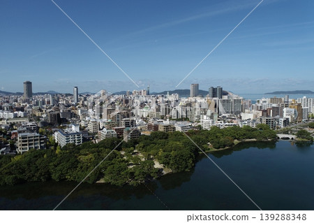 這是從福岡市大濠公園用無人機拍攝的福岡市空拍畫面。 這是從福岡市大濠公園用無人機拍攝的福岡市空拍畫面。 139288348