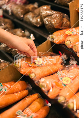 Put a half-price sticker on the carrots. 139288475