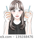 一名女子手裡拿著兩杯飲料 一名女子手裡拿著兩杯飲料 139288476