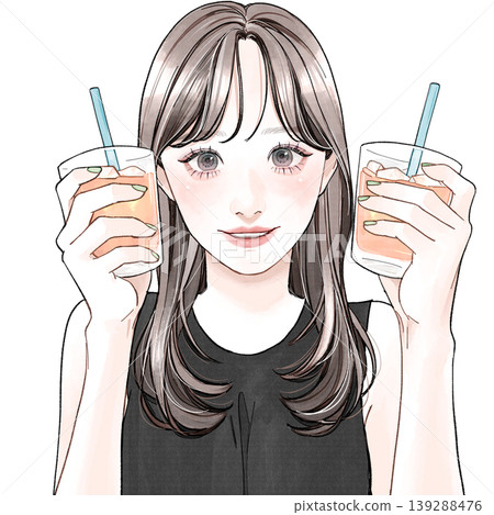 一名女子手裡拿著兩杯飲料 一名女子手裡拿著兩杯飲料 139288476